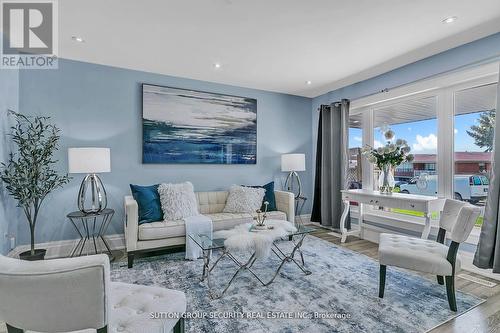 102 Paradelle Crescent, Toronto, ON - Indoor Photo Showing Living Room