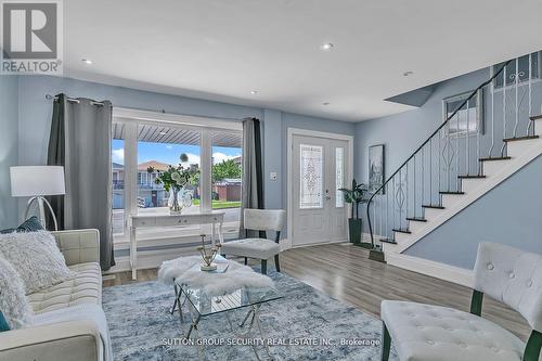 102 Paradelle Crescent, Toronto, ON - Indoor Photo Showing Living Room