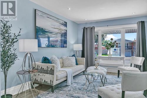 102 Paradelle Crescent, Toronto, ON - Indoor Photo Showing Living Room