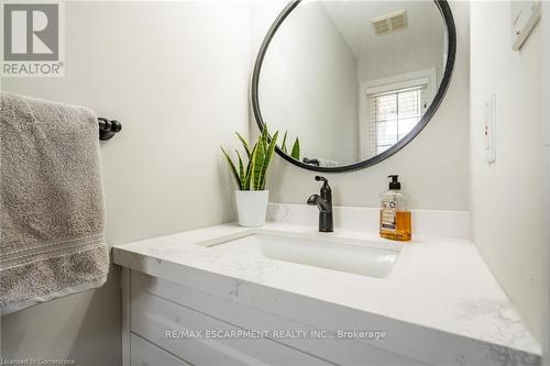 2405 Orchard Road, Burlington, ON - Indoor Photo Showing Bathroom