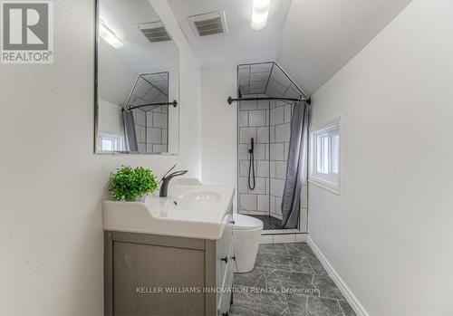 82 Bond Street, Cambridge, ON - Indoor Photo Showing Bathroom