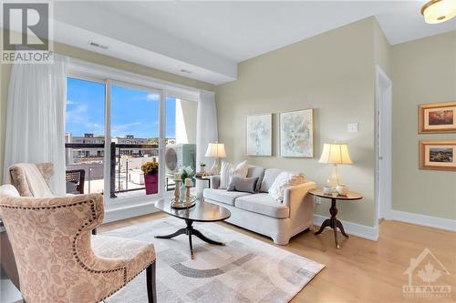 Bright living room - 615 Longfields Drive Unit#302, Ottawa, ON - Indoor Photo Showing Living Room