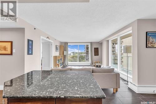 906 320 5Th Avenue N, Saskatoon, SK - Indoor Photo Showing Living Room