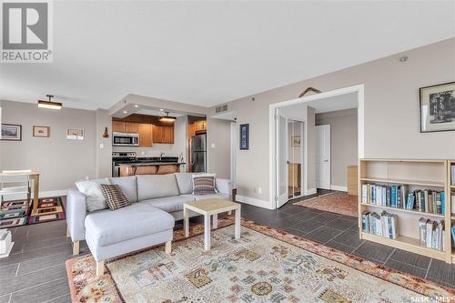 906 320 5Th Avenue N, Saskatoon, SK - Indoor Photo Showing Living Room