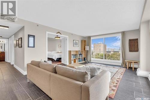 906 320 5Th Avenue N, Saskatoon, SK - Indoor Photo Showing Living Room