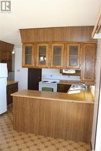 665 9Th Street W, Shaunavon, SK - Indoor Photo Showing Kitchen With Double Sink