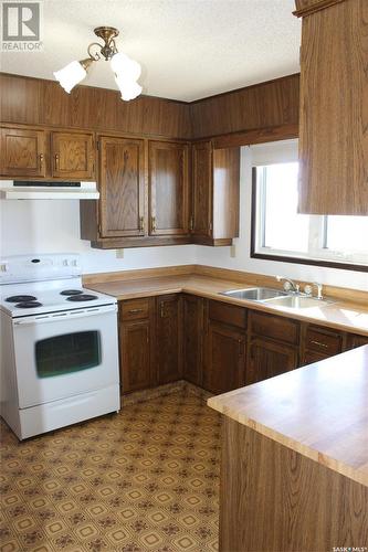 665 9Th Street W, Shaunavon, SK - Indoor Photo Showing Kitchen With Double Sink