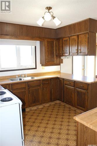 665 9Th Street W, Shaunavon, SK - Indoor Photo Showing Kitchen With Double Sink