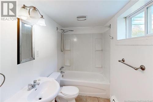 922 Smythe Street, Fredericton, NB - Indoor Photo Showing Bathroom