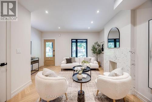 437 Manning Avenue, Toronto, ON - Indoor Photo Showing Living Room