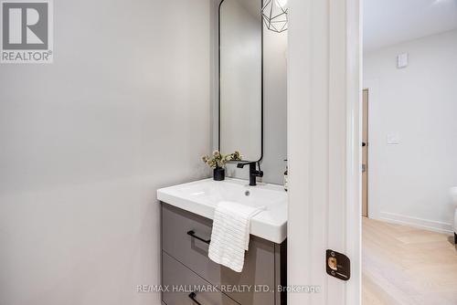 437 Manning Avenue, Toronto, ON - Indoor Photo Showing Bathroom