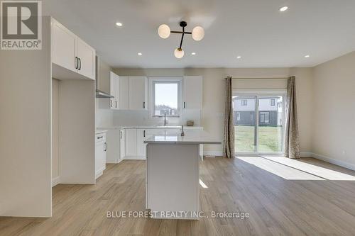 6441 Royal Magnolia Avenue, London, ON - Indoor Photo Showing Kitchen