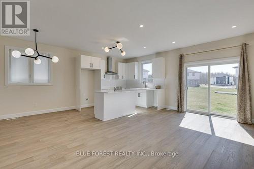 6441 Royal Magnolia Avenue, London, ON - Indoor Photo Showing Kitchen