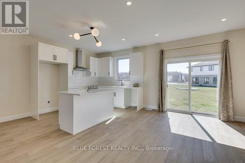 6441 Royal Magnolia Avenue, London, ON - Indoor Photo Showing Kitchen