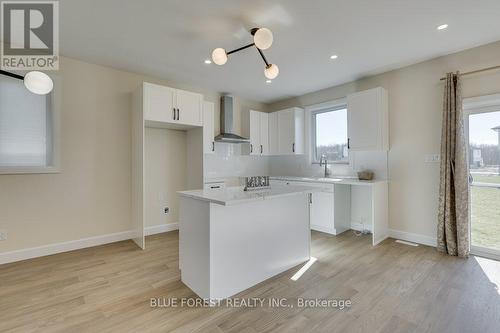 6441 Royal Magnolia Avenue, London, ON - Indoor Photo Showing Kitchen