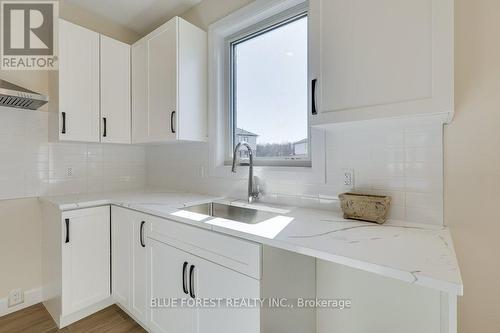 6441 Royal Magnolia Avenue, London, ON - Indoor Photo Showing Kitchen