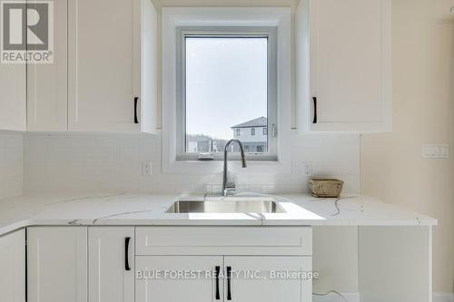 6441 Royal Magnolia Avenue, London, ON - Indoor Photo Showing Kitchen