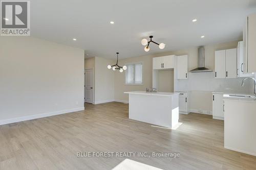 6441 Royal Magnolia Avenue, London, ON - Indoor Photo Showing Kitchen