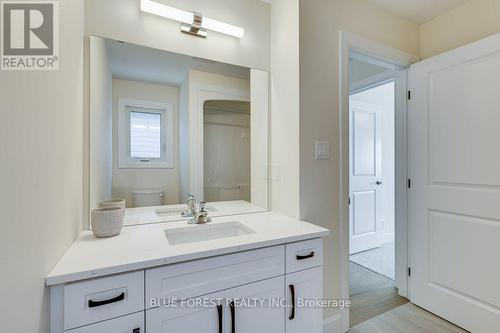 6441 Royal Magnolia Avenue, London, ON - Indoor Photo Showing Bathroom