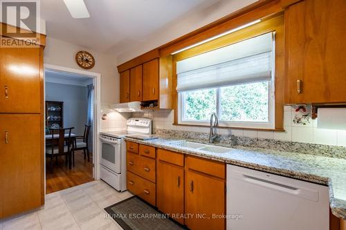 2434 Eileen Drive, Burlington, ON - Indoor Photo Showing Kitchen