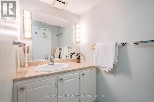 2434 Eileen Drive, Burlington, ON - Indoor Photo Showing Bathroom