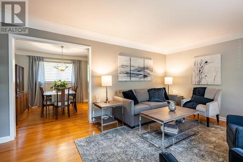 2434 Eileen Drive, Burlington, ON - Indoor Photo Showing Living Room