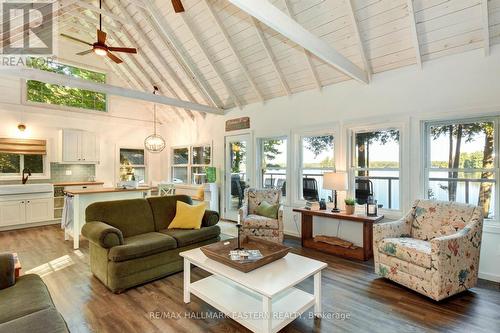 3158 Spring Lane N, Smith-Ennismore-Lakefield, ON - Indoor Photo Showing Living Room