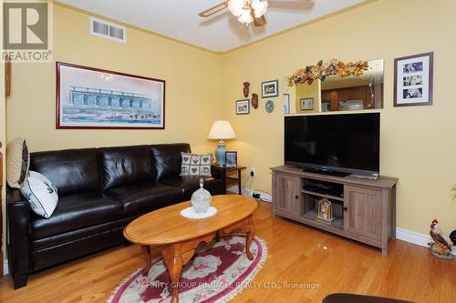 16 Hillview Drive, Kawartha Lakes (Bobcaygeon), ON - Indoor Photo Showing Living Room