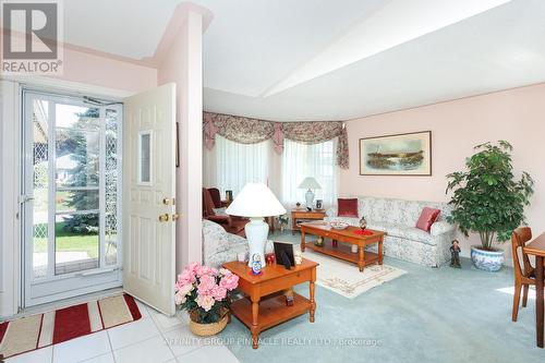 16 Hillview Drive, Kawartha Lakes (Bobcaygeon), ON - Indoor Photo Showing Living Room