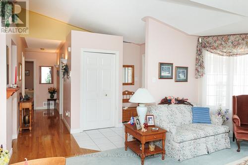 16 Hillview Drive, Kawartha Lakes (Bobcaygeon), ON - Indoor Photo Showing Living Room