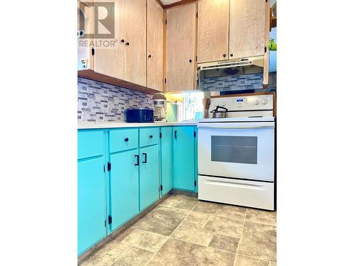 3509 East Lake Drive, Christina Lake, BC - Indoor Photo Showing Kitchen