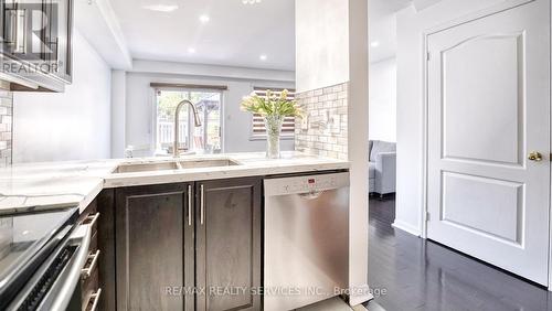 598 Summer Park Crescent, Mississauga, ON - Indoor Photo Showing Kitchen