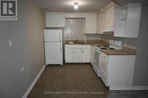 Bsmt - 824 Ledbury Crescent, Mississauga, ON - Indoor Photo Showing Kitchen With Double Sink