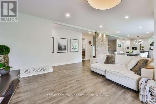 2204 Shardawn Mews, Mississauga, ON - Indoor Photo Showing Living Room