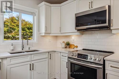 1120 Kimball Crescent, London, ON - Indoor Photo Showing Kitchen With Double Sink With Upgraded Kitchen