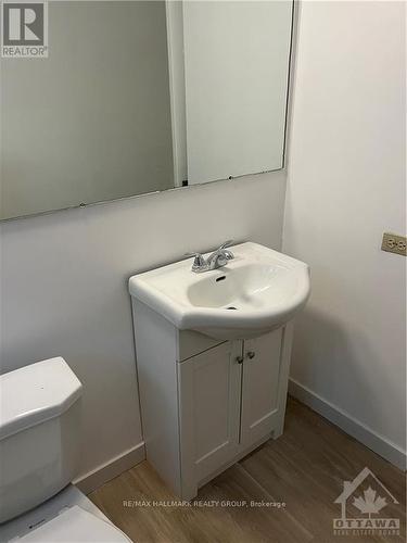 35 Foster Street, Ottawa, ON - Indoor Photo Showing Bathroom