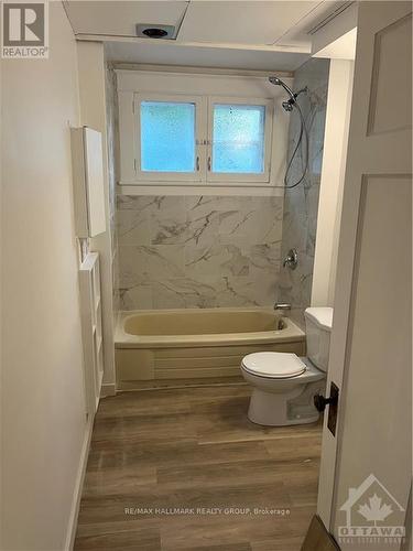 35 Foster Street, Ottawa, ON - Indoor Photo Showing Bathroom