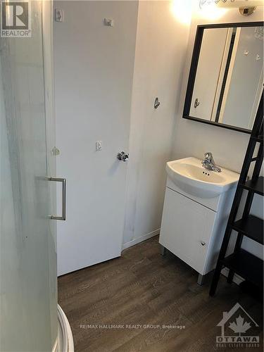 35 Foster Street, Ottawa, ON - Indoor Photo Showing Bathroom