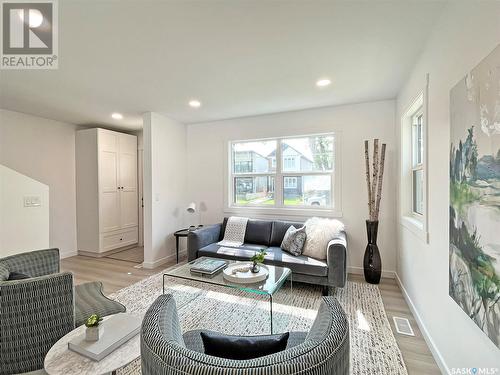 1013 7Th Street E, Saskatoon, SK - Indoor Photo Showing Living Room