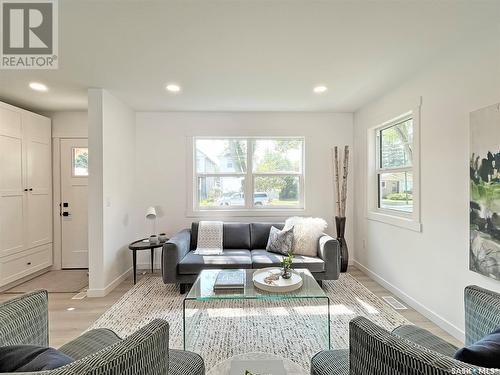 1013 7Th Street E, Saskatoon, SK - Indoor Photo Showing Living Room