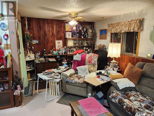 2002 Easthill, Saskatoon, SK - Indoor Photo Showing Living Room