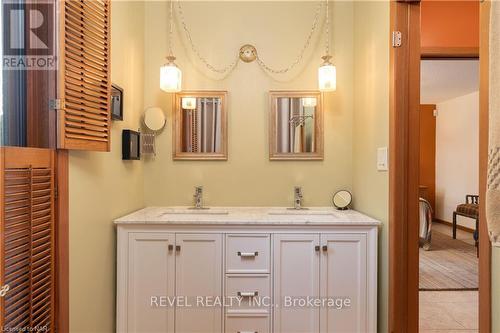 1424 Four Mile Creek Road, Niagara-On-The-Lake, ON - Indoor Photo Showing Bathroom