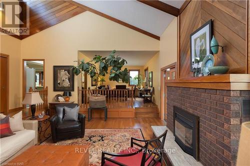 1424 Four Mile Creek Road, Niagara-On-The-Lake, ON - Indoor Photo Showing Living Room With Fireplace