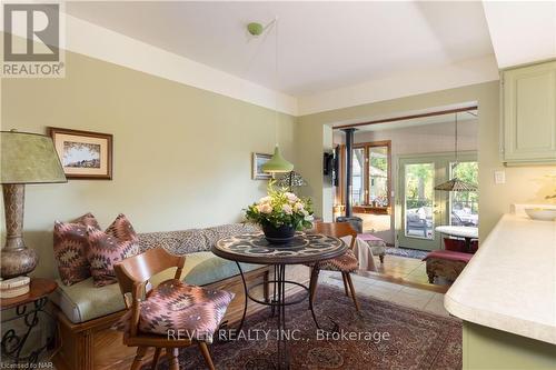 1424 Four Mile Creek Road, Niagara-On-The-Lake, ON - Indoor Photo Showing Living Room