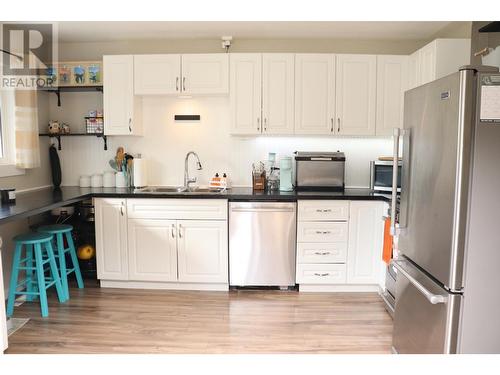 329 5Th  S Avenue, Cranbrook, BC - Indoor Photo Showing Kitchen With Stainless Steel Kitchen