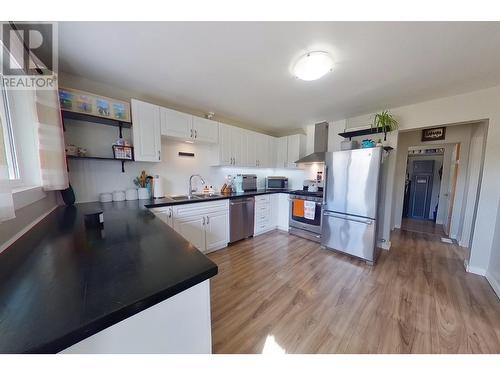 329 5Th  S Avenue, Cranbrook, BC - Indoor Photo Showing Kitchen