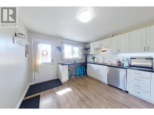 329 5Th  S Avenue, Cranbrook, BC - Indoor Photo Showing Kitchen