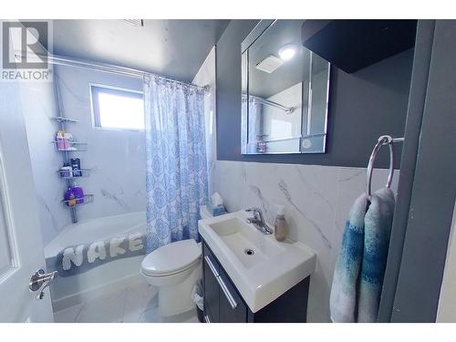 329 5Th  S Avenue, Cranbrook, BC - Indoor Photo Showing Bathroom