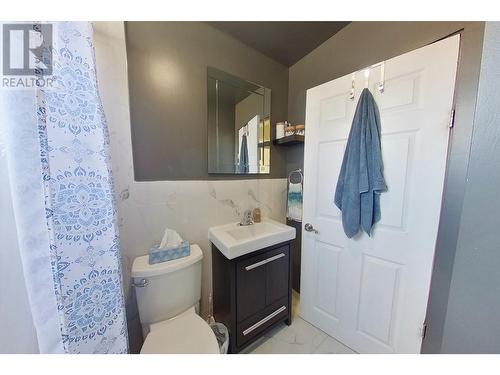 329 5Th  S Avenue, Cranbrook, BC - Indoor Photo Showing Bathroom