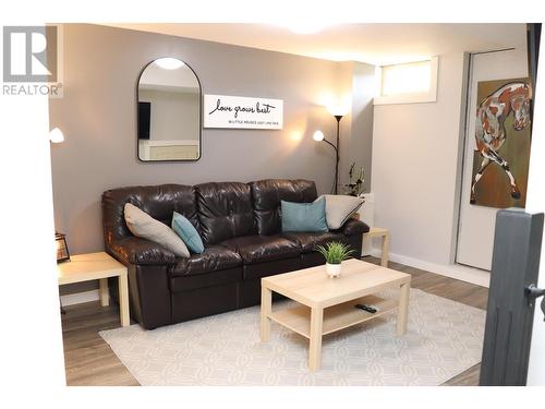 329 5Th  S Avenue, Cranbrook, BC - Indoor Photo Showing Living Room